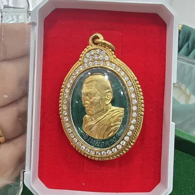 พระเลี่ยมทองในกล่อง