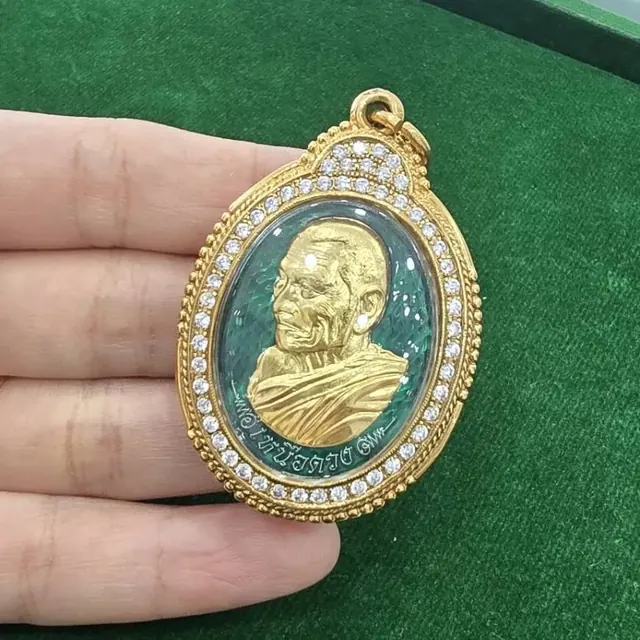 พระเลี่ยมกรอบทองฝังเพชร